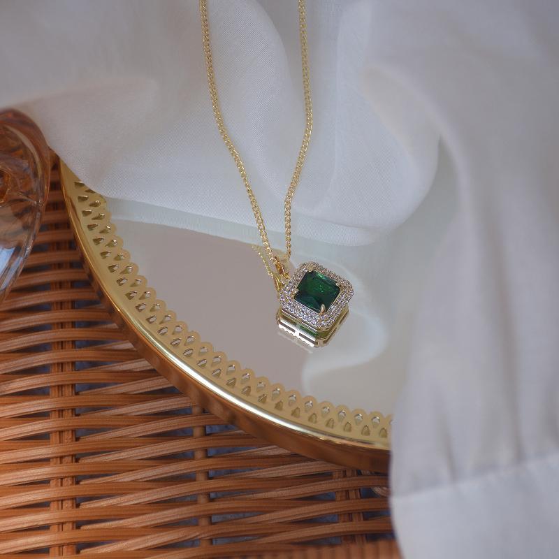 European and American micro-inlaid zircon full diamond square emerald zircon temperament female short necklace clavicle chain
European and American micro-inlaid zircon full diamond square emerald zircon temperament female short necklace clavicle chain