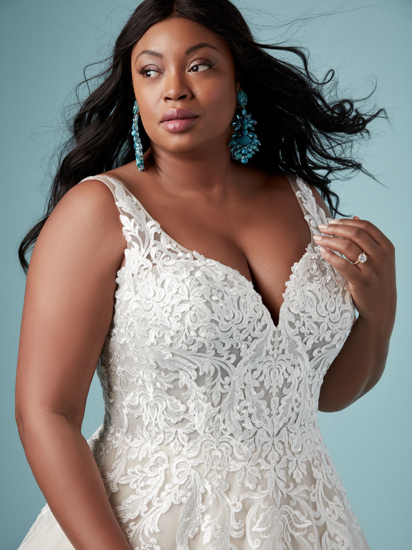 Plus Size Ivory Lace Wedding Dresses V Neck A Line Sequined Bridal Gowns Covered Buttons Back Sweep Train Tulle Robe De Marie