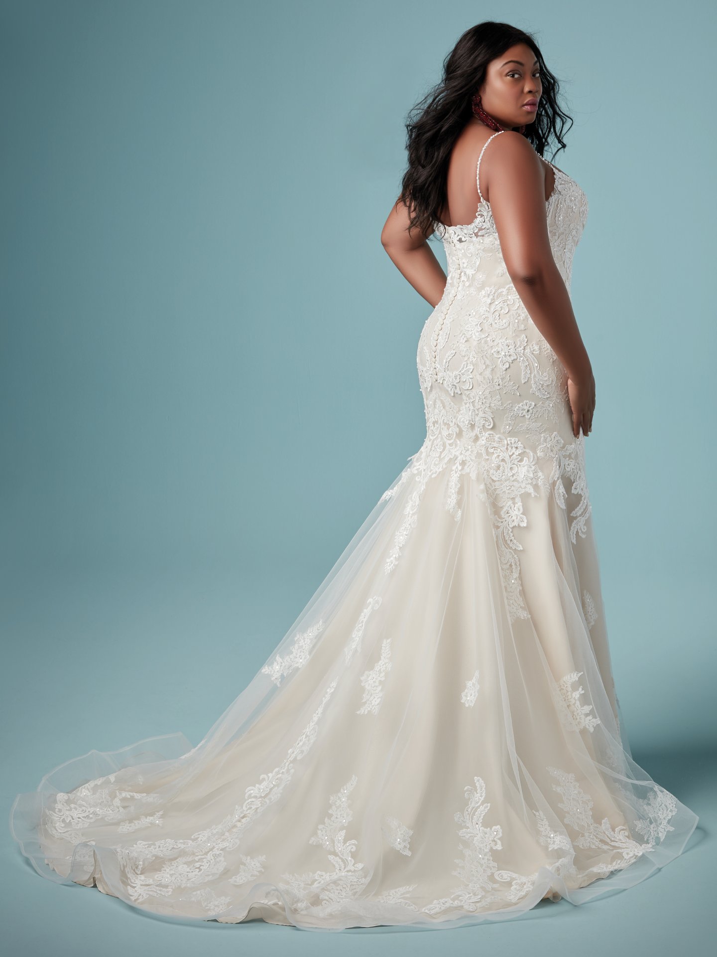 Plus Size Fabulous Lace Mermaid Wedding Dresses Beaded V Neck Sequined Bridal Gowns Covered Buttons Back Sweep Train Robe De Marie