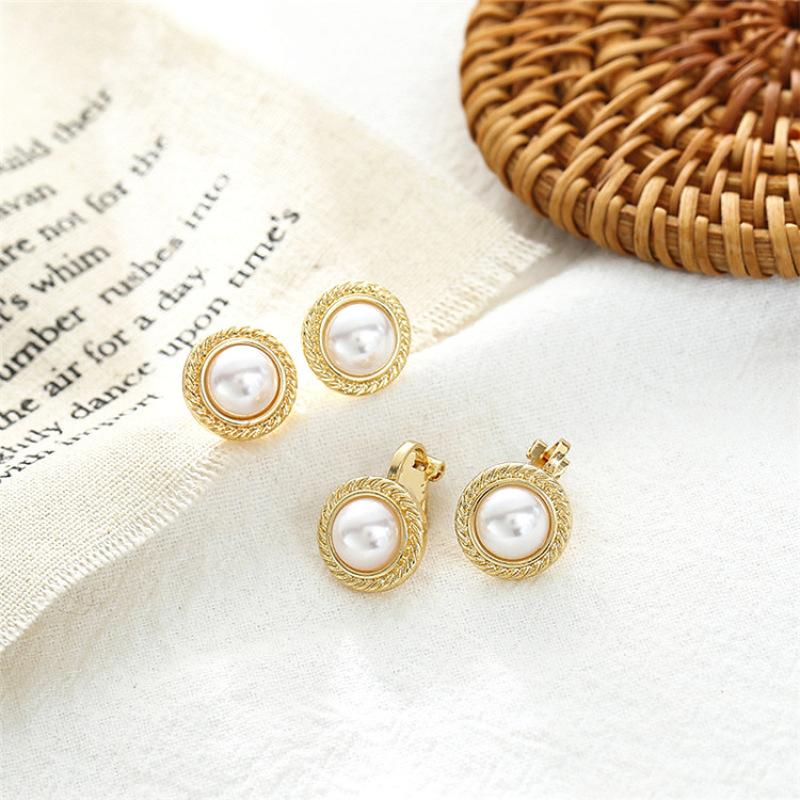 Vintage Geometric Round Stud Earrings For Women Fashion Temperament Simulated Pearl Clip On Earring No Piercing Brinco
Vintage Geometric Round Stud Earrings For Women Fashion Temperament Simulated Pearl Clip On Earring No Piercing Brinco