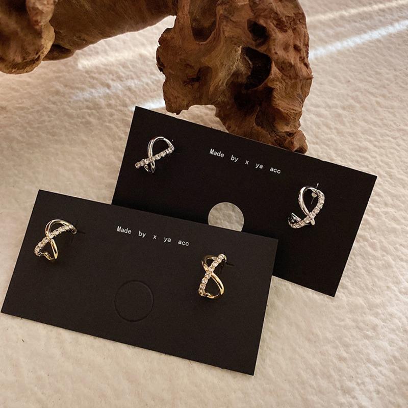 Korean New Handmade Elegant Twisted Metal Stud Earrings Crystal Cute Hoop Earrings For Women Students Circle Boucle Jewelry Gift
Korean New Handmade Elegant Twisted Metal Stud Earrings Crystal Cute Hoop Earrings For Women Students Circle Boucle Jewelry Gift
