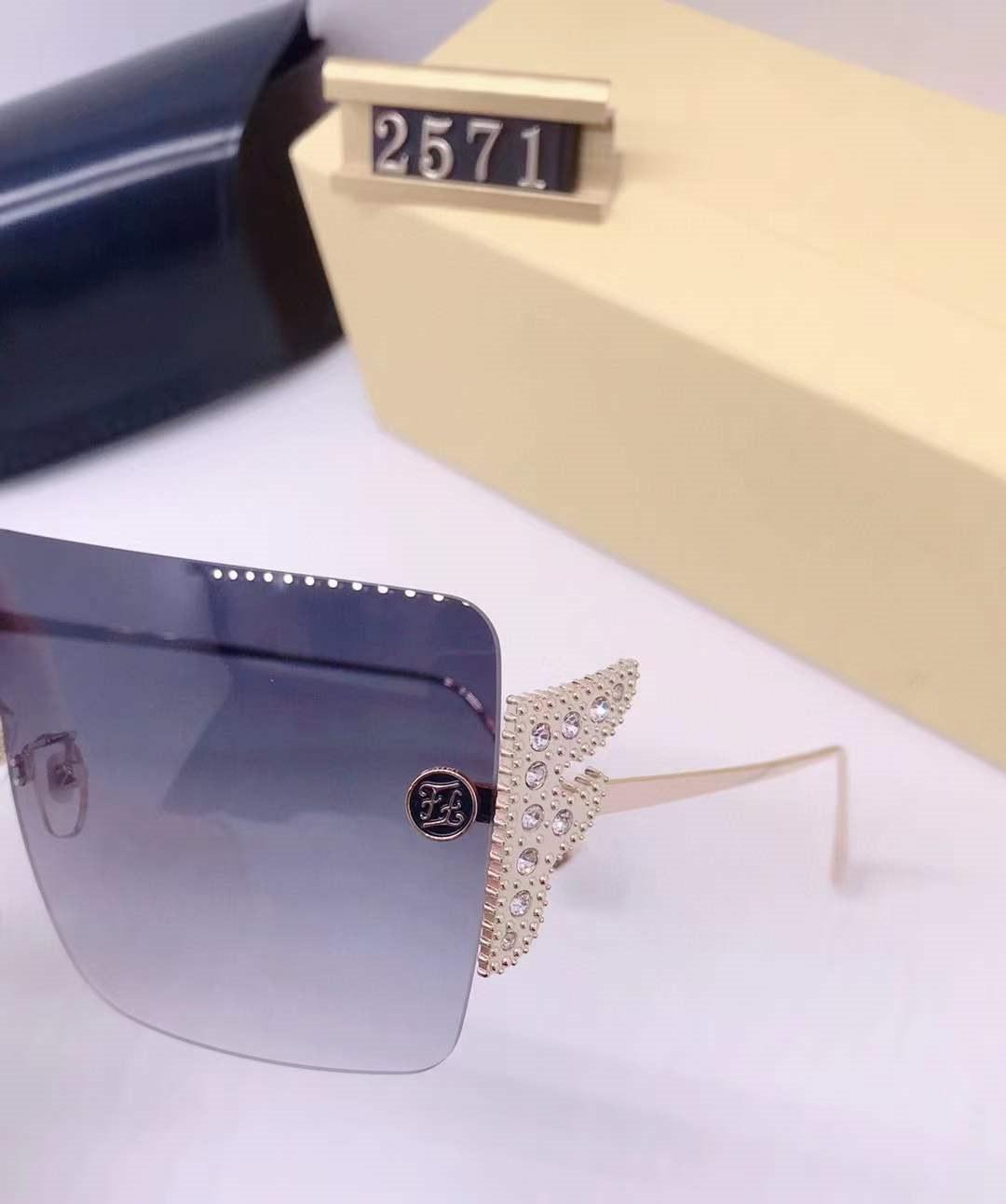 Oversized Rimless Sunglasses Women Big Shades Fashion High Quality Men Square Sun Glass Female Metal Gradient Shades UV400 2571
Oversized Rimless Sunglasses Women Big Shades Fashion High Quality Men Square Sun Glass Female Metal Gradient Shades UV400 2571