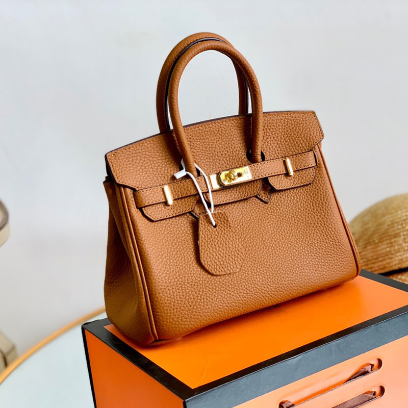 High quality genuine leather handbag women fashion one-shoulder messenger bag European and American leisure business briefcase ladies gifts, Style six
High quality genuine leather handbag women fashion one-shoulder messenger bag European and American leisure business briefcase ladies gifts, Style six