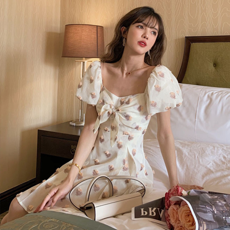 2021 New in summer three-dimensional flower knits fashion thread bowknot square neck bubble lamp female sleeve LI58, Beige.
2021 New in summer three-dimensional flower knits fashion thread bowknot square neck bubble lamp female sleeve LI58, Beige.