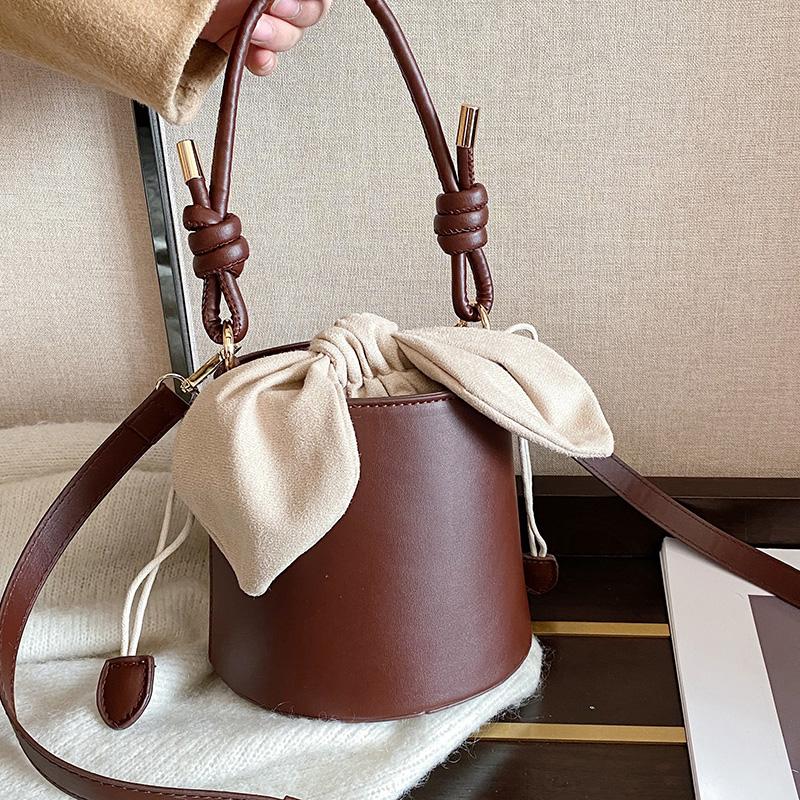 Fashion PU Leather Women's Bucket Bag Vintage All-Match Ladies Handbag Winter New Trend Small Crossbody Pack Bolso Para Telefono, Black
Fashion PU Leather Women's Bucket Bag Vintage All-Match Ladies Handbag Winter New Trend Small Crossbody Pack Bolso Para Telefono, Black