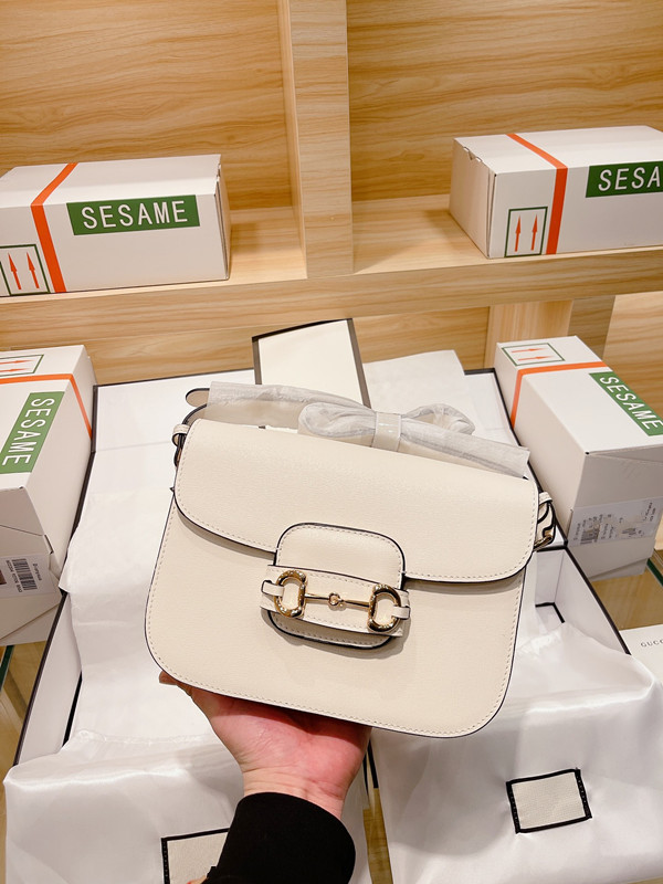 Original 2020 Fashion Handbag Women High Quality Genuine Leather 1955 Horsebit Saddle Bag Tofu Buckle Shoulder Bag Messenger Bag Shopping, With box
Original 2020 Fashion Handbag Women High Quality Genuine Leather 1955 Horsebit Saddle Bag Tofu Buckle Shoulder Bag Messenger Bag Shopping, With box