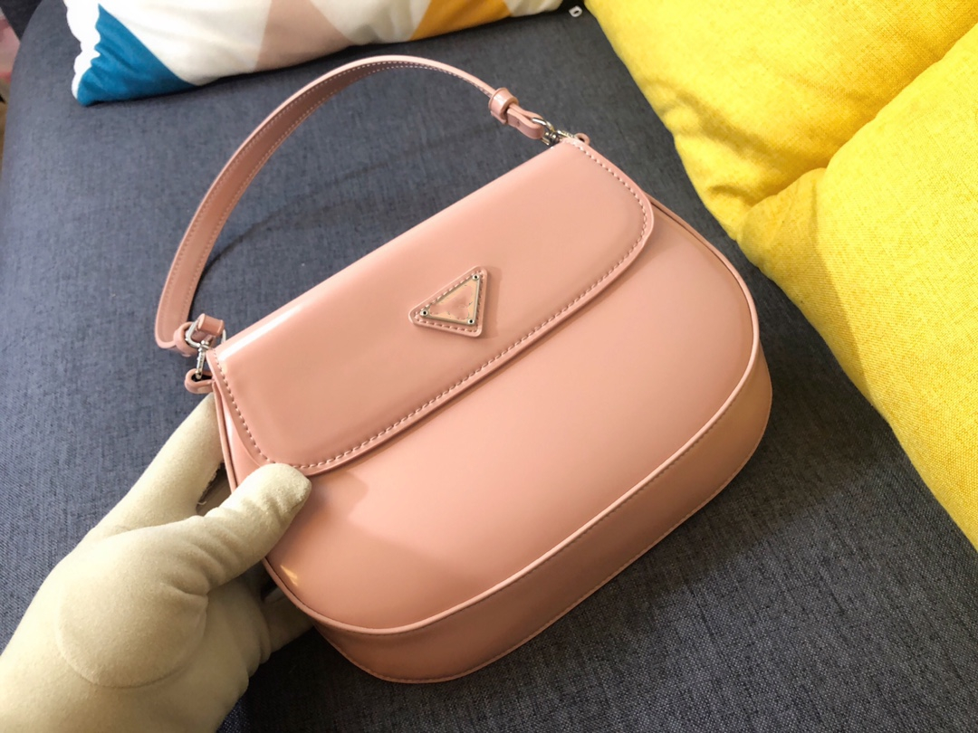 2020 new luxurys designers classic style underarm hand bag fashion lady fashion personality bag cosmetic bag, Box
2020 new luxurys designers classic style underarm hand bag fashion lady fashion personality bag cosmetic bag, Box