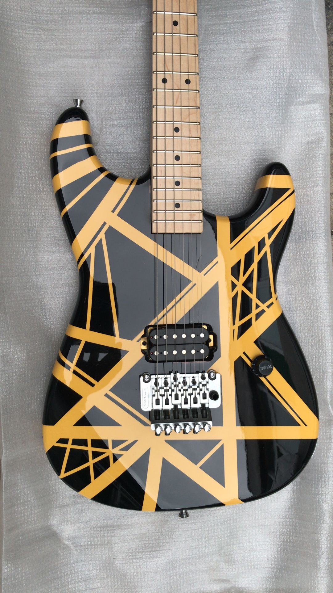 Char Edward Van Halen Yellow Stripe Black Electric Guitar Floyd Rose Tremolo Bridge, Maple Neck & Fingerboard, Dot Inlay, Single Pickup
Char Edward Van Halen Yellow Stripe Black Electric Guitar Floyd Rose Tremolo Bridge, Maple Neck & Fingerboard, Dot Inlay, Single Pickup