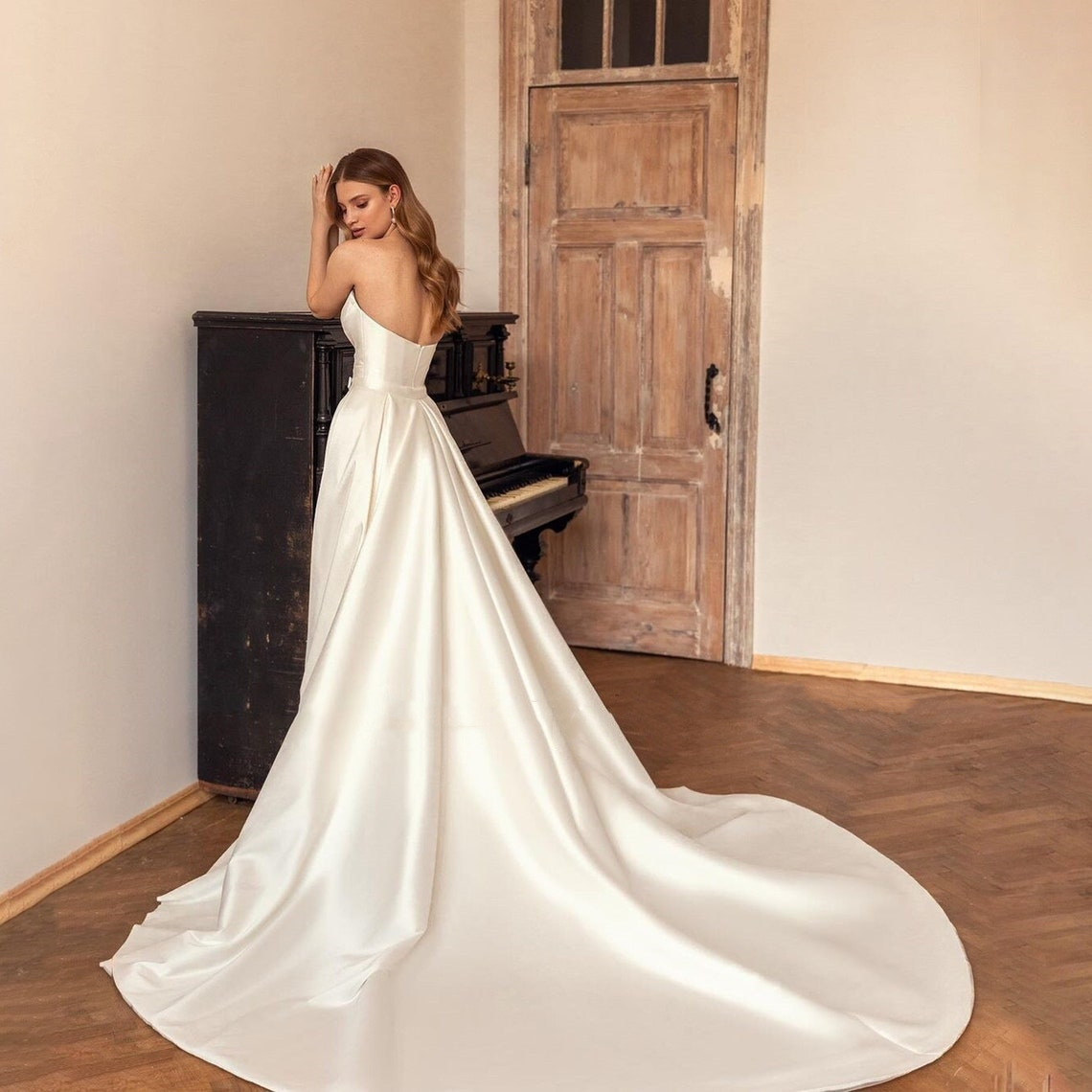 Elegant Ivory A-line Satin Wedding Dress With Detachable Skirt Sweetheart Strapless Long Train Bridal Gowns Sleveless Backless Garden Wedding Dresses 