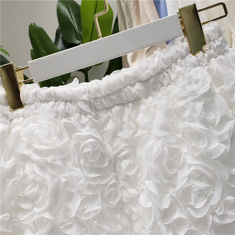 White Lace Hot Pants for Women 2020 Summer New Lace Stitching ThreeDimensional Flowers WideLeg Short Pants Girls Students Pant T200422