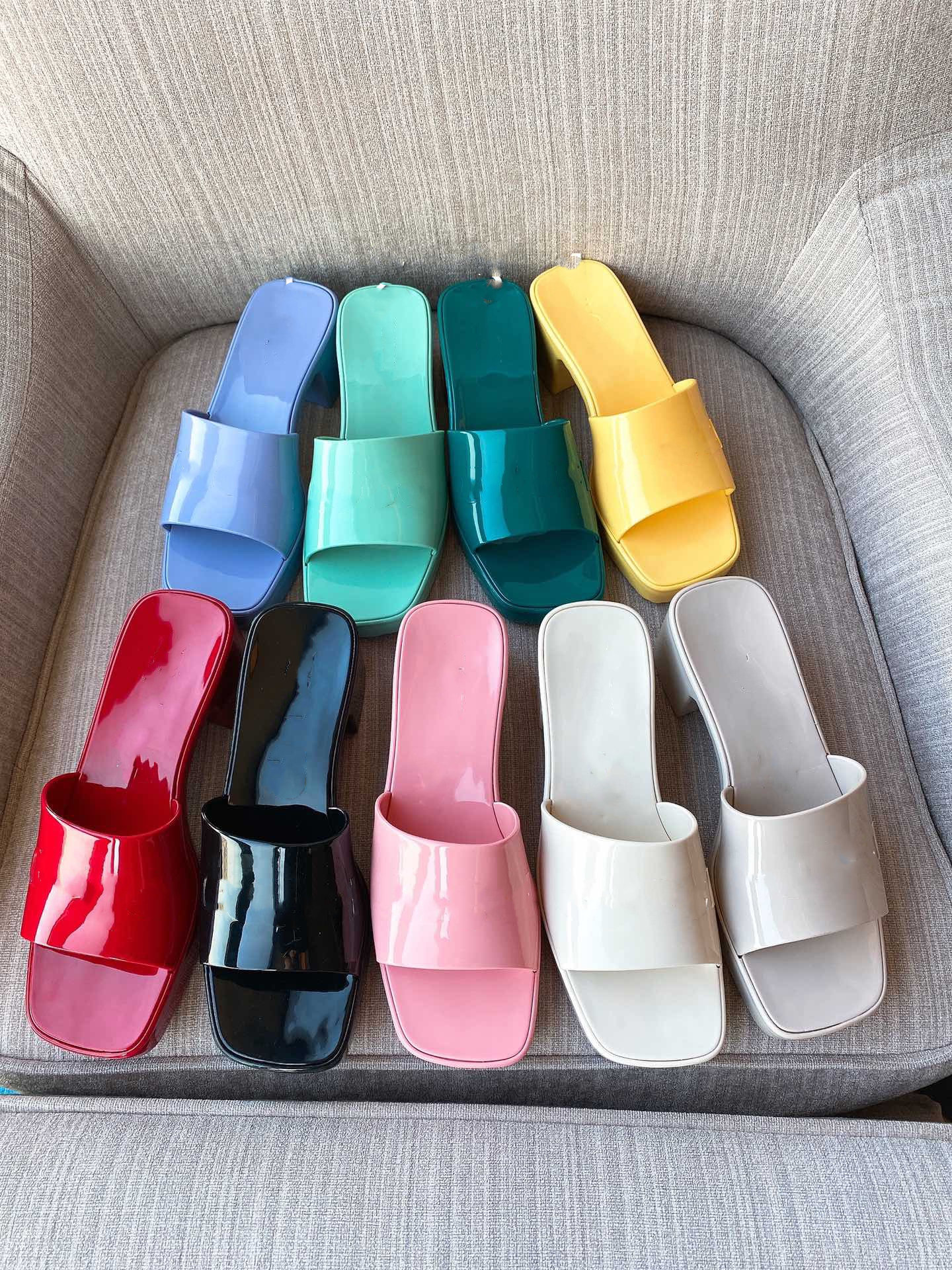 Slippers designer thick heel women's sandals 2022 beach seaside candy color bathhouse retro rubber jelly flip flops 35-41, Yellow
Slippers designer thick heel women's sandals 2022 beach seaside candy color bathhouse retro rubber jelly flip flops 35-41, Yellow