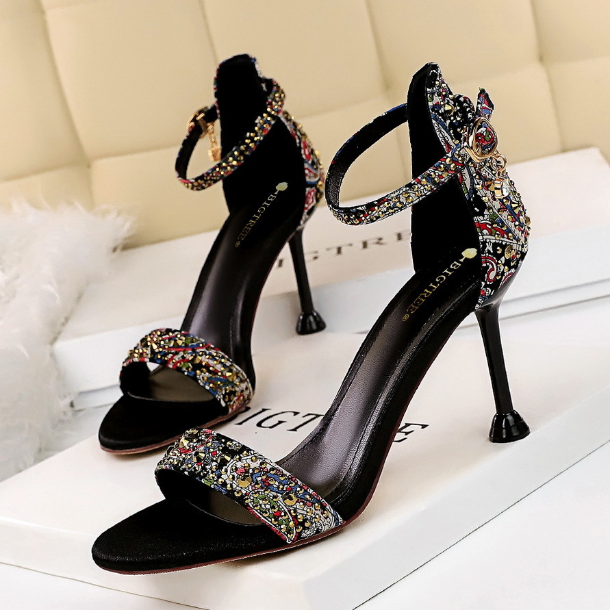 2021 New European and Retro-summer High-heeled Shoes Heels Open Field Strass Cloth Sandals Zrjl, Silver
2021 New European and Retro-summer High-heeled Shoes Heels Open Field Strass Cloth Sandals Zrjl, Silver
