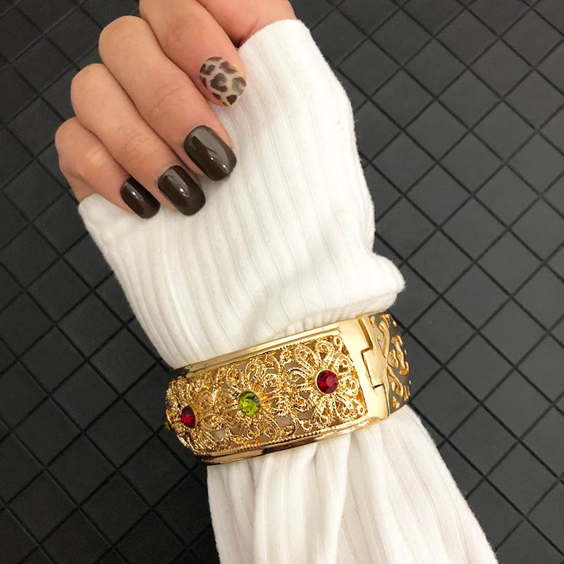 New Vintage Hollow Flower Bangle Moroccan Traditional Wedding Jewelry Beautiful Bridal Golden Bracelet
New Vintage Hollow Flower Bangle Moroccan Traditional Wedding Jewelry Beautiful Bridal Golden Bracelet
