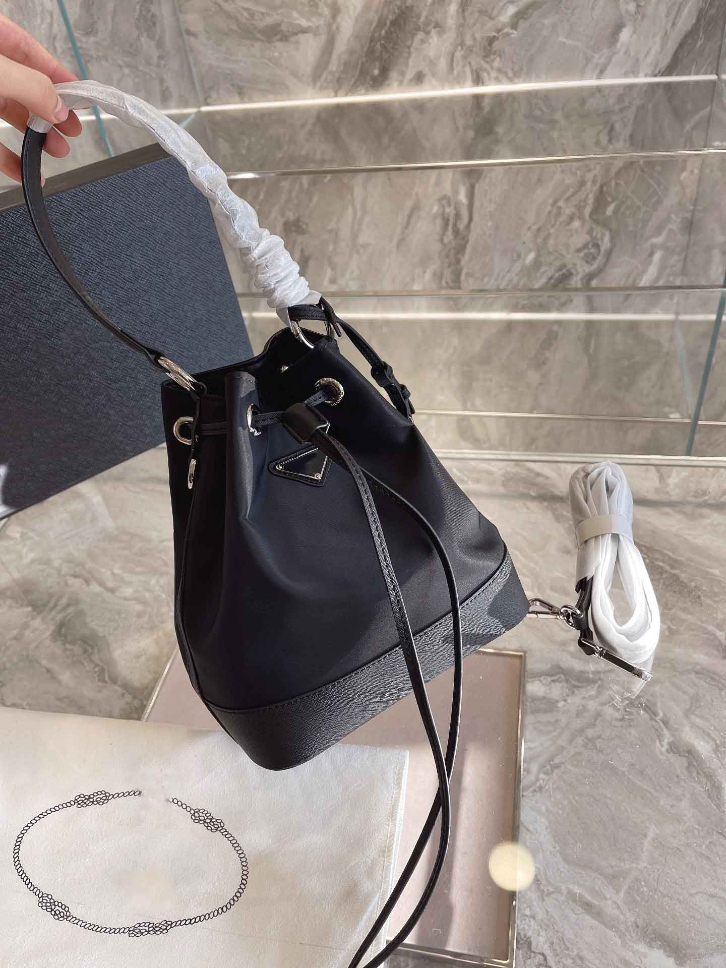 Women Bags New Hho 21AW New Hot Classical Female Designers Fashion Style Luxurys Unisex Drawstring Bags Backpack Grace Black Color Available, Dark grey
Women Bags New Hho 21AW New Hot Classical Female Designers Fashion Style Luxurys Unisex Drawstring Bags Backpack Grace Black Color Available, Dark grey