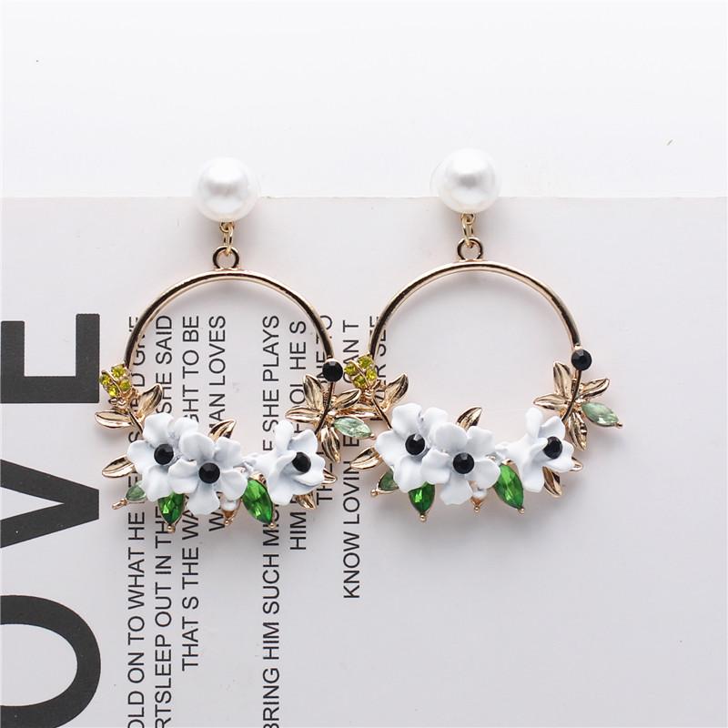 2020 new design fashion brand jewelry 5 colors Imitation pearls Flowers dangle earrings Summer style long earring for women gift
2020 new design fashion brand jewelry 5 colors Imitation pearls Flowers dangle earrings Summer style long earring for women gift
