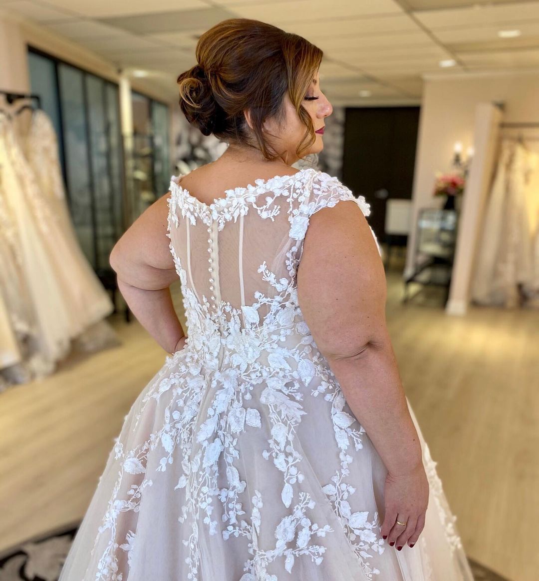Plus Size Fashion Lace Wedding Dresses Sheer V Neck A Line Appliqued Bridal Gowns Covered Buttons Back Sweep Train Tulle Robe De Marie ppliqued