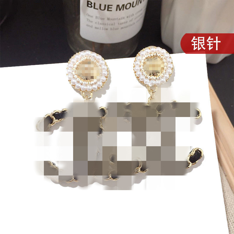 S925 silver needle Korean version of the new fashion circle earrings female temperament personality simple geometric pearl earrings earrings
S925 silver needle Korean version of the new fashion circle earrings female temperament personality simple geometric pearl earrings earrings
