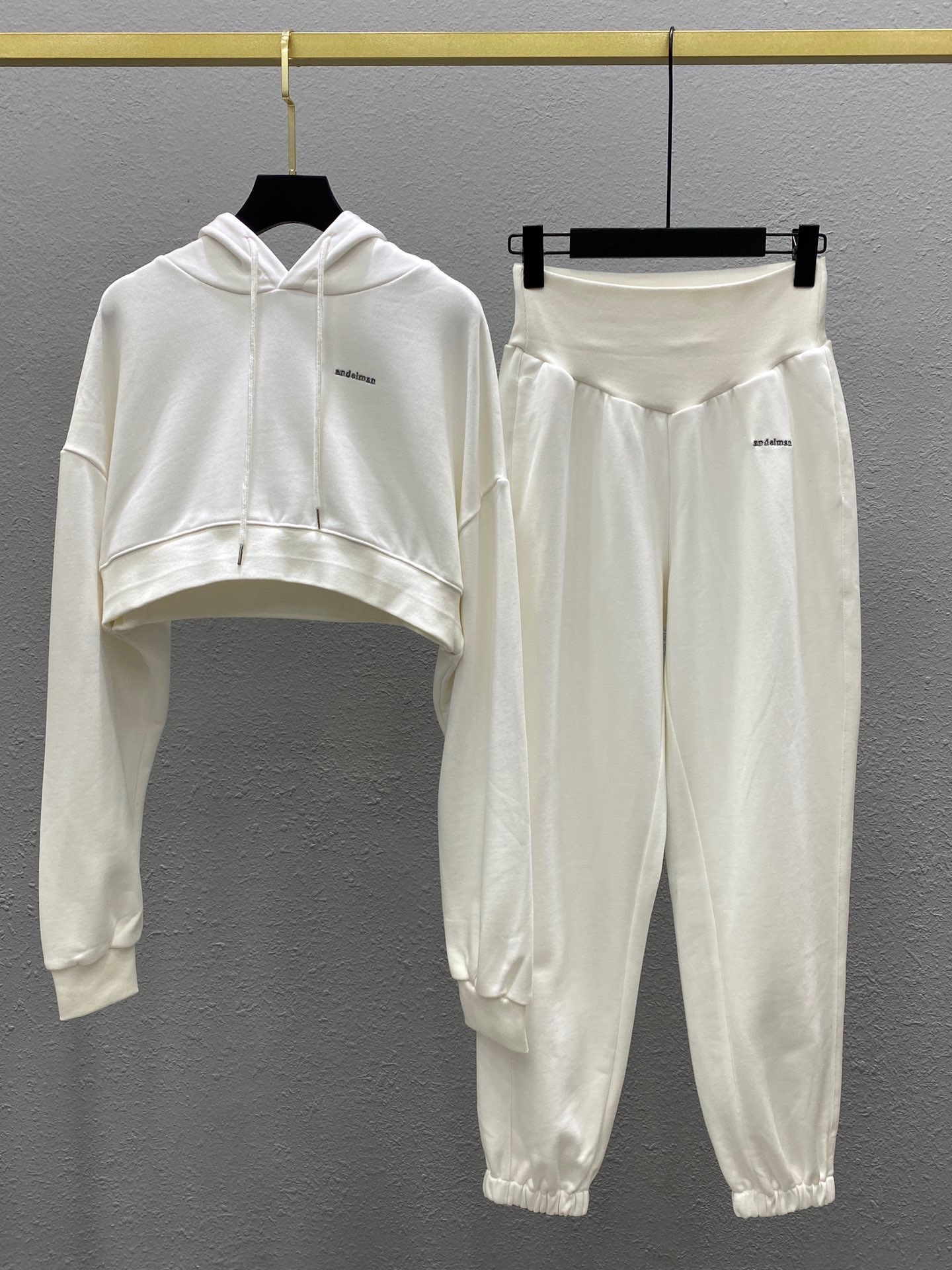 2021 new embroidery high waist fashion suit women' white temperament show thin show high top short sweater casual pants women
2021 new embroidery high waist fashion suit women' white temperament show thin show high top short sweater casual pants women