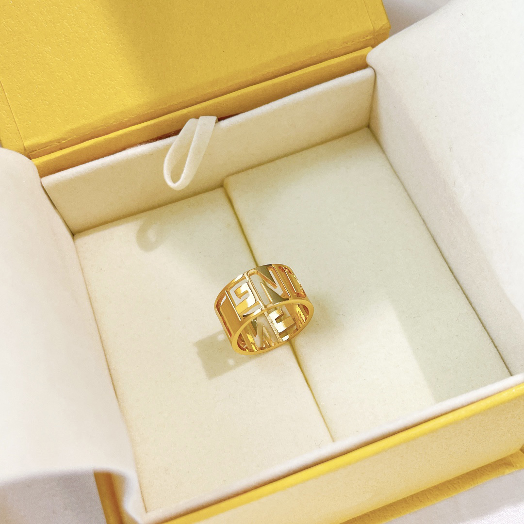 Luxurys Desingers Ring Simple Design Sense smooth F Ladies Classic Hollowed out Simples rings Birthday Gift Female Male good
Luxurys Desingers Ring Simple Design Sense smooth F Ladies Classic Hollowed out Simples rings Birthday Gift Female Male good
