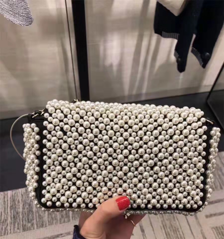 Ladies leather bag 7A high-end custom quality single shoulder across the hip casual designer 99215
Ladies leather bag 7A high-end custom quality single shoulder across the hip casual designer 99215