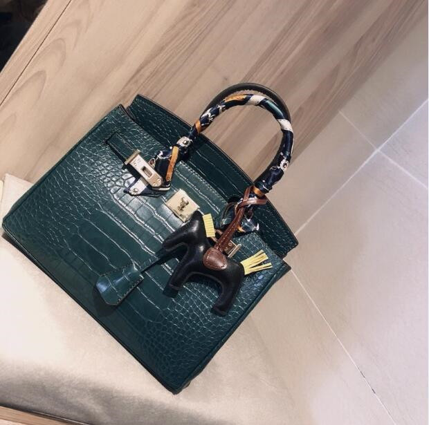 New Luxury Leather Handbags Hot Selling Brand Shoulder Bags Designer Brand Bags High Quality Messenger Bag Women Crocodile Bag Purse 11, Red
New Luxury Leather Handbags Hot Selling Brand Shoulder Bags Designer Brand Bags High Quality Messenger Bag Women Crocodile Bag Purse 11, Red