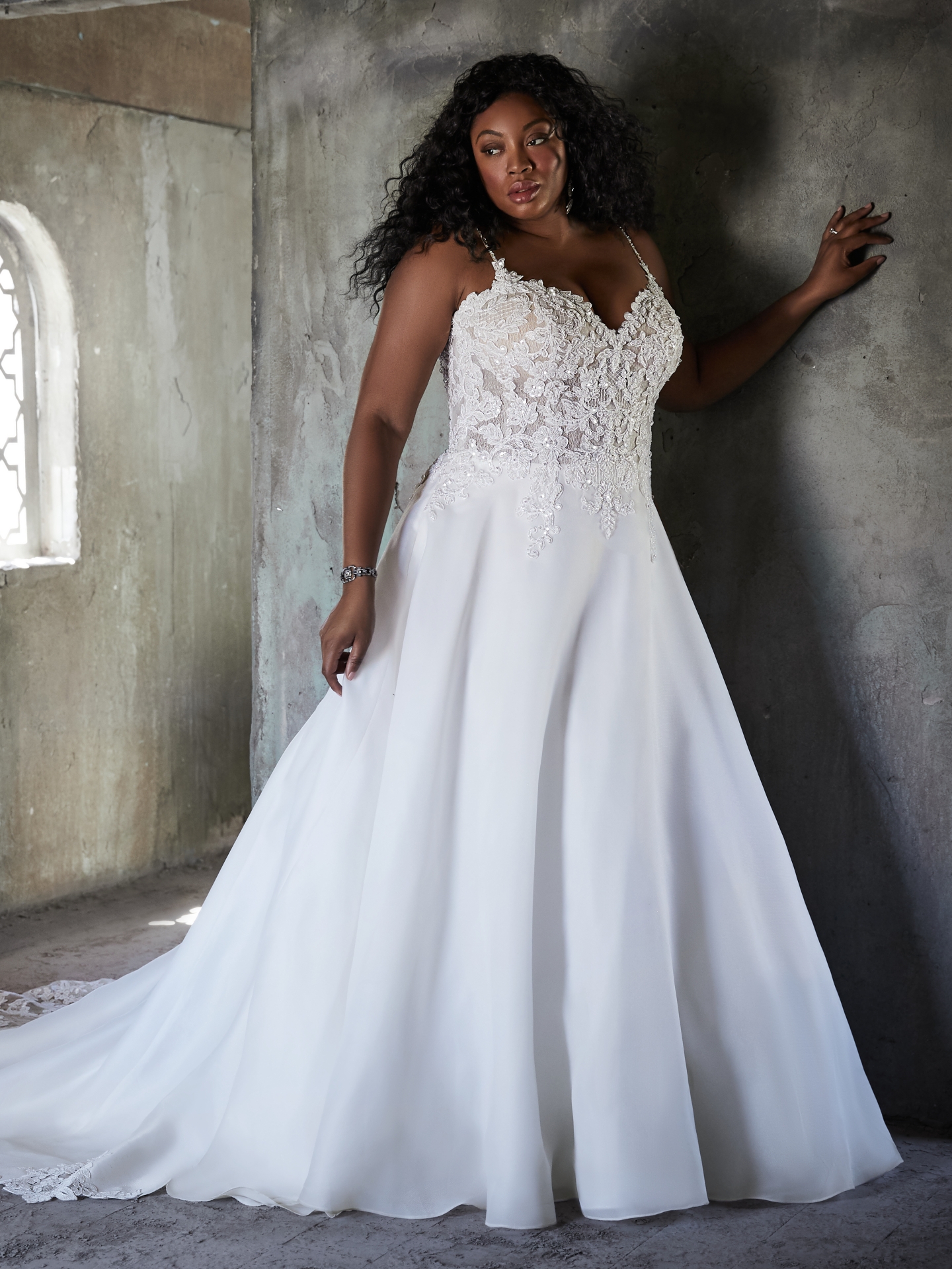 Plus Size White Lace Beaded Wedding Dresses V Neck A Line Bridal Gowns Covered Buttons Back Sweep Train Organza Robe De Marie
