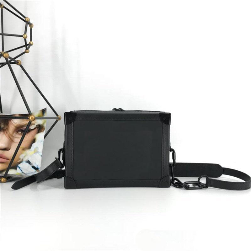 2020Box shoulder bag Soft box In a variety of colors This charming handbag is angular and elegant It's very popular all over the world, Brown.beige
2020Box shoulder bag Soft box In a variety of colors This charming handbag is angular and elegant It's very popular all over the world, Brown.beige