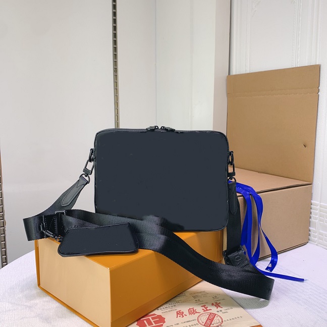 The latest 2020 M69827 all-leather SPRINTER messenger bag soft leather, men's two-piece satchel cross-body bag, this style is elegant when g
The latest 2020 M69827 all-leather SPRINTER messenger bag soft leather, men's two-piece satchel cross-body bag, this style is elegant when g