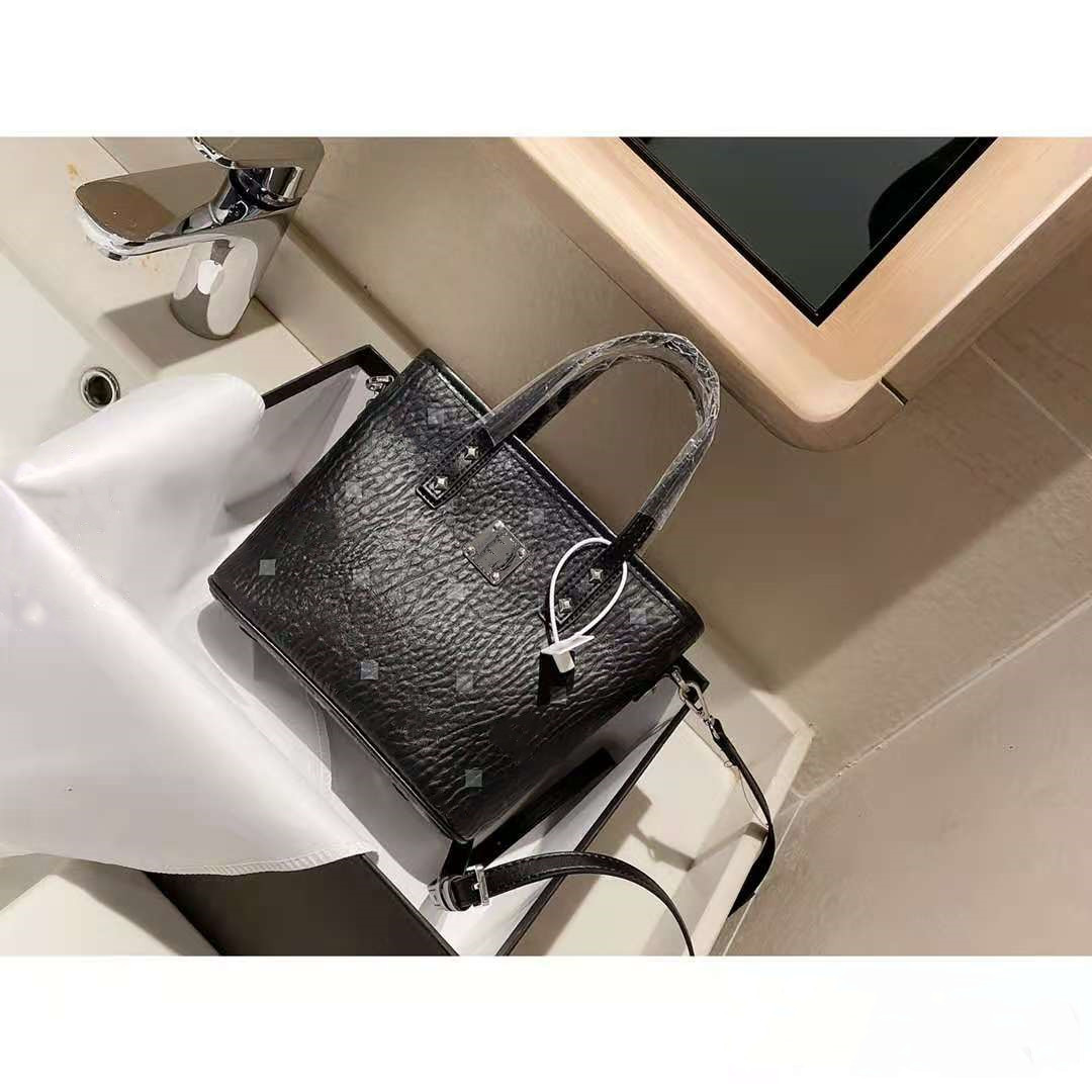 quality Designer designed high Mini Handbag for women shoulder bag and diagonal bag. Size 19cm * 17cm., Yellow
quality Designer designed high Mini Handbag for women shoulder bag and diagonal bag. Size 19cm * 17cm., Yellow