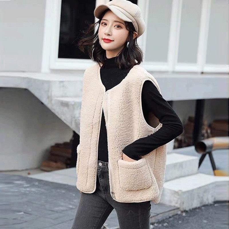 2020 Women Caot Winter Faux Lamb Velvet Waistcoat Short Imitation Fur Vest Tank Plush Sleeveless Jacket Zipper Outwear New, Beige
2020 Women Caot Winter Faux Lamb Velvet Waistcoat Short Imitation Fur Vest Tank Plush Sleeveless Jacket Zipper Outwear New, Beige