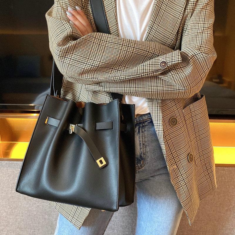 Bag Women 2020 New Cowhide Ladies Handbag Temperament Fashion Large Capacity Shoulder Messenger Bag, Black
Bag Women 2020 New Cowhide Ladies Handbag Temperament Fashion Large Capacity Shoulder Messenger Bag, Black