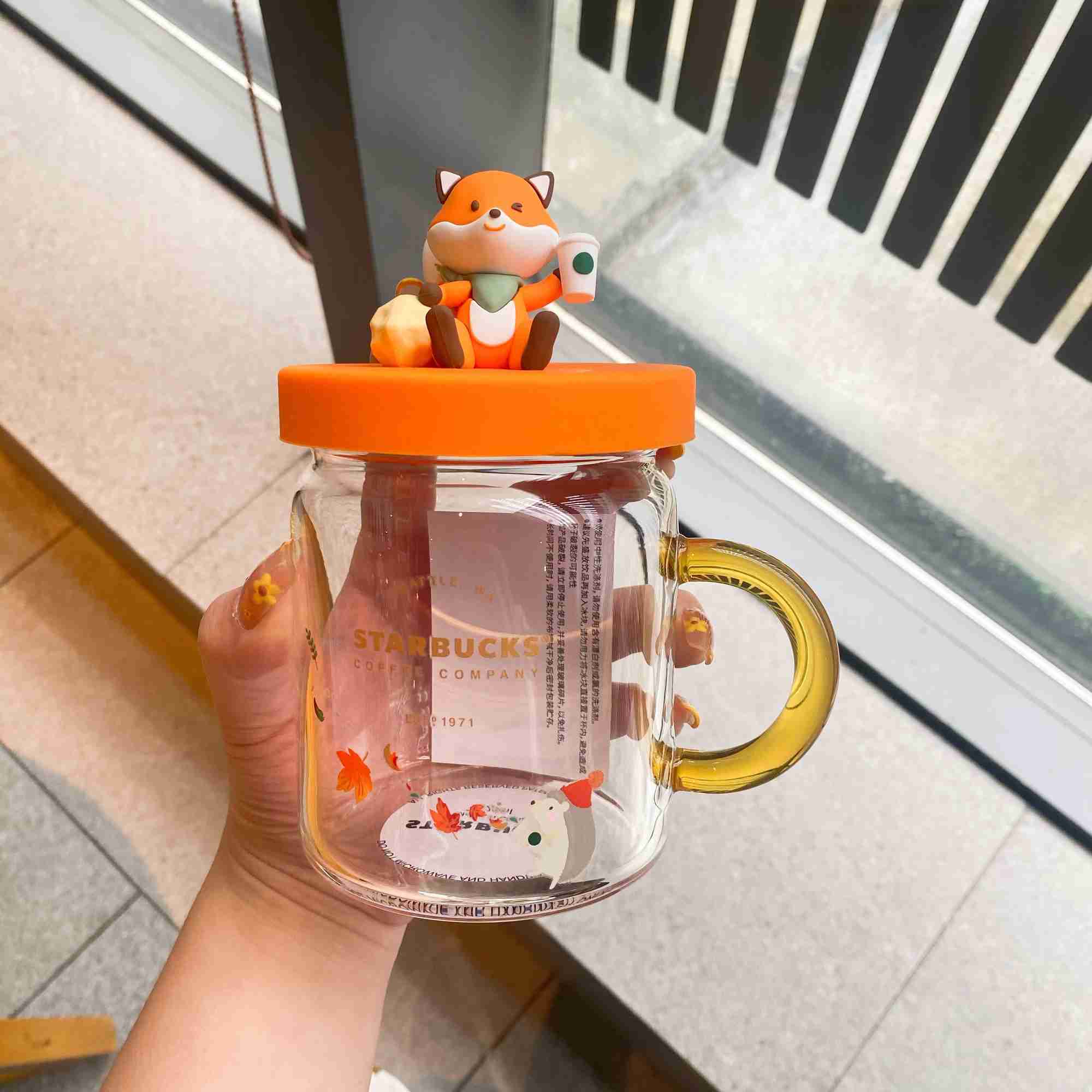 Starbucks 2021 Mid Autumn Festival 420ml cute fox Glass Mug Coffee Cup Mason cup drinking cup, Cute fox glass with cover
Starbucks 2021 Mid Autumn Festival 420ml cute fox Glass Mug Coffee Cup Mason cup drinking cup, Cute fox glass with cover