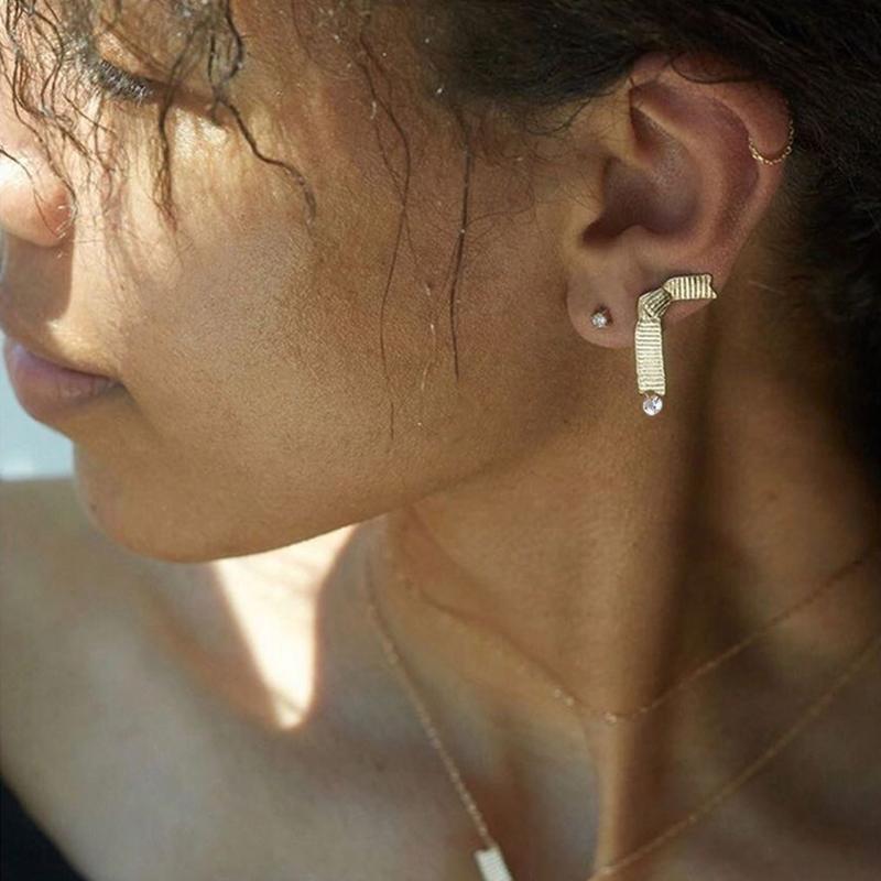 TARCLIY French Vintage Geometric Metal Bow Crystal Stud Earrings Simple Knotted Fashion Retro Elegant Women Earrings Jewelry
TARCLIY French Vintage Geometric Metal Bow Crystal Stud Earrings Simple Knotted Fashion Retro Elegant Women Earrings Jewelry