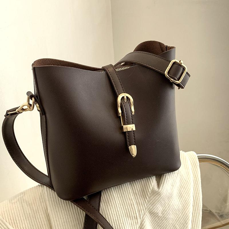 Large Capacity Leather Shoulder Lady Bag Fashion Handbags and Purses Bucket Pack Designer Solid Color Sac Femme 2021 Bolsos Cubo, Black
Large Capacity Leather Shoulder Lady Bag Fashion Handbags and Purses Bucket Pack Designer Solid Color Sac Femme 2021 Bolsos Cubo, Black