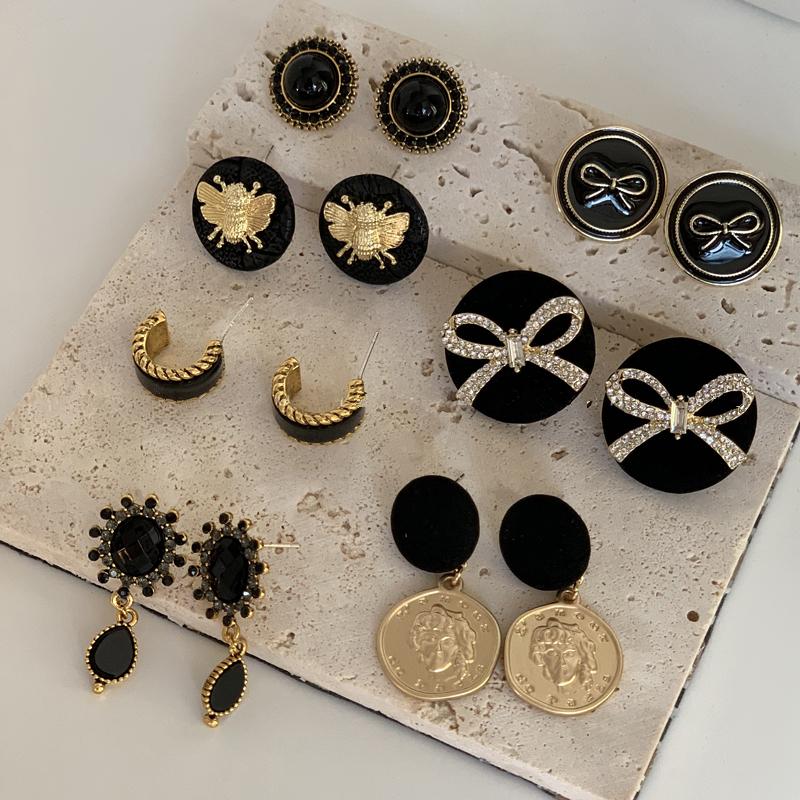 AOMU 2020 Autumn Winter Vintage Black Color Shiny Crystal Bowknot Bee Tassel Imitated-Pearl Geometric Earring for Women Jewelry
AOMU 2020 Autumn Winter Vintage Black Color Shiny Crystal Bowknot Bee Tassel Imitated-Pearl Geometric Earring for Women Jewelry