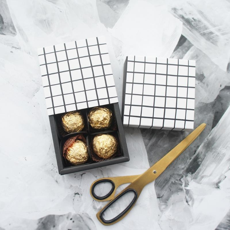 8.9*8.9*3.5CM black white Lattice grid pattern 10 set Chocolate Paper Box valentine Christmas Birthday Party Gifts Packing Boxes1
8.9*8.9*3.5CM black white Lattice grid pattern 10 set Chocolate Paper Box valentine Christmas Birthday Party Gifts Packing Boxes1