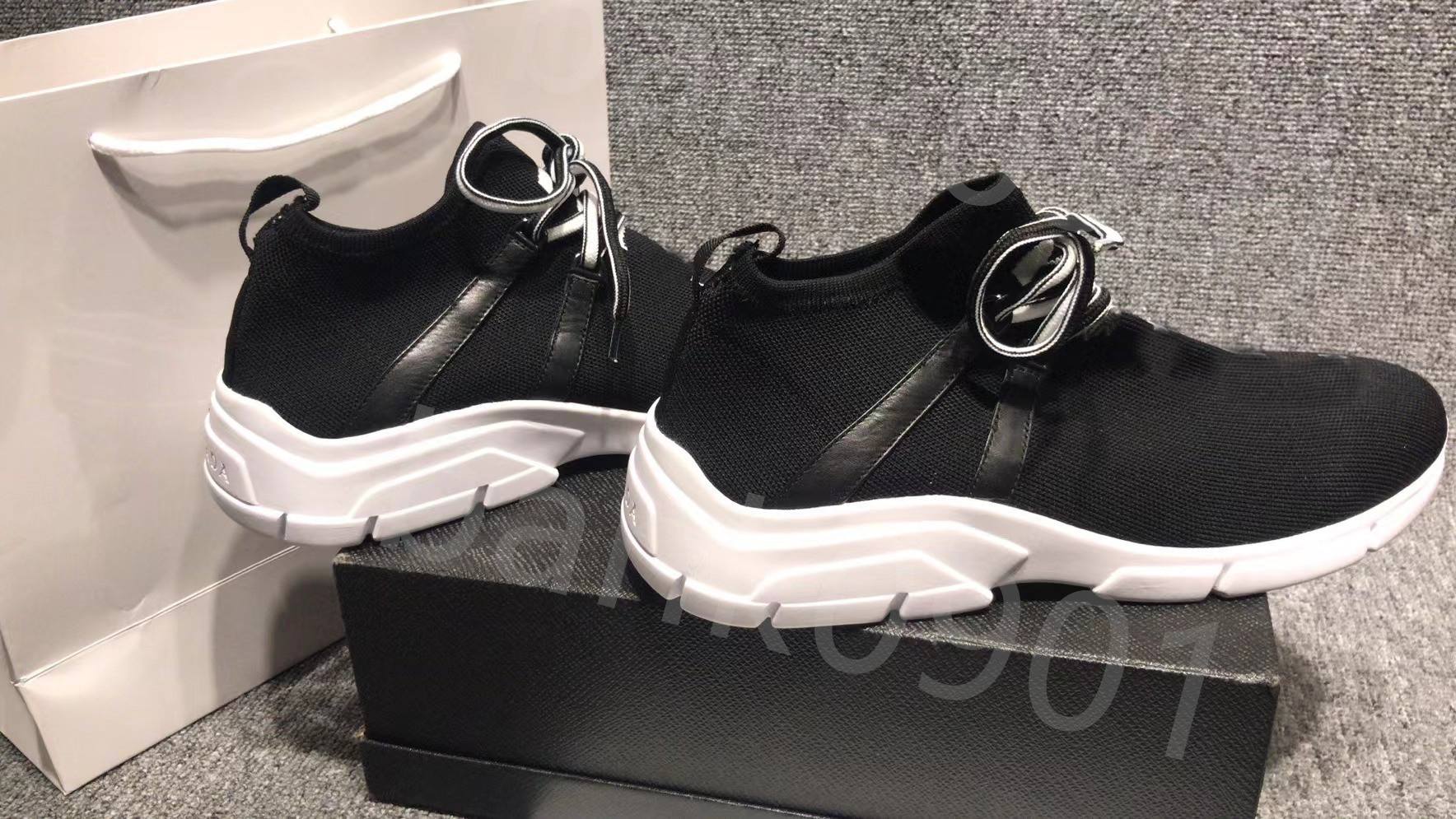 Luxury Designer Shoes patent leather Right triangle woman Sneakers Wholesaler price Genuine Leathers black Canvas Trainers5 with dustbag size 35-41
Luxury Designer Shoes patent leather Right triangle woman Sneakers Wholesaler price Genuine Leathers black Canvas Trainers5 with dustbag size 35-41