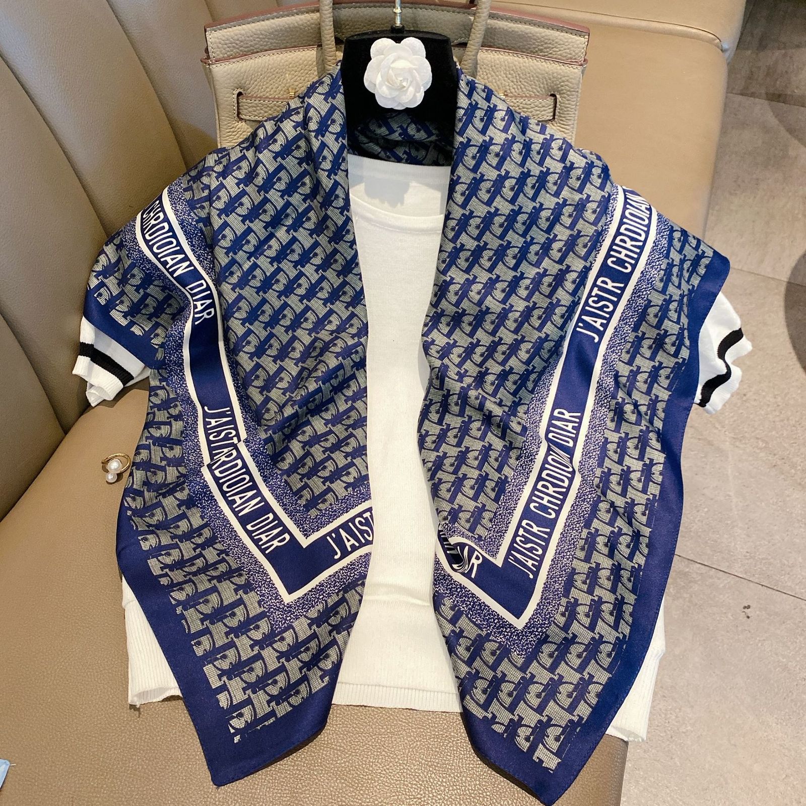 2021 New women's square simulation Silk Scarf d letter printing versatile net red shawl beach towel
2021 New women's square simulation Silk Scarf d letter printing versatile net red shawl beach towel