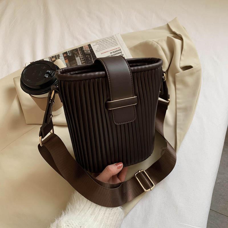 Folded Bucket Bag Female 2021 New High-end Fashion All-match One-shoulder Small Bag Western-style Broadband Messenger, Black
Folded Bucket Bag Female 2021 New High-end Fashion All-match One-shoulder Small Bag Western-style Broadband Messenger, Black