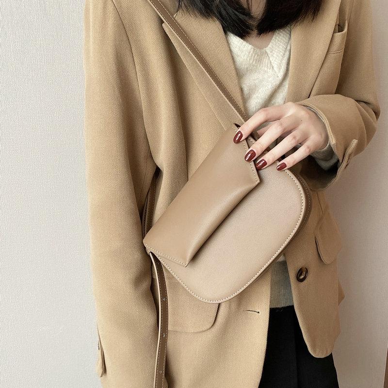 Juanjuan Autumn and winter 2021 new flip simple cattle leather bag niche Design Leather retro One Shoulder Messenger Bag 180146, Black
Juanjuan Autumn and winter 2021 new flip simple cattle leather bag niche Design Leather retro One Shoulder Messenger Bag 180146, Black