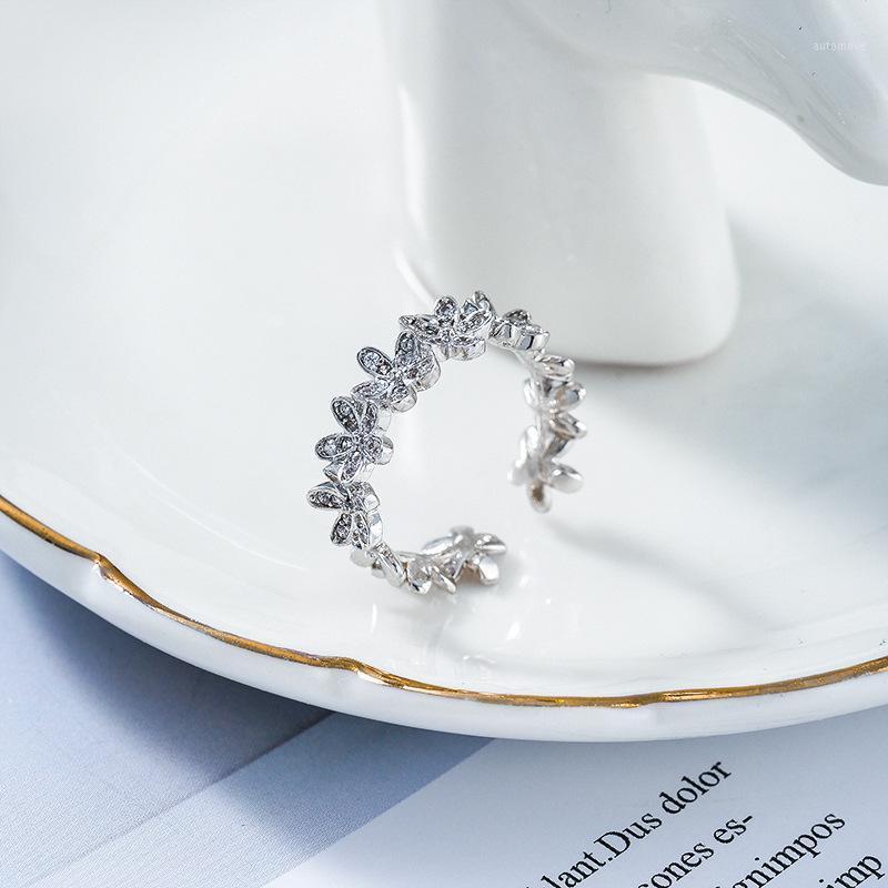 2020 New adjustable contracted metal flowers Sweet senior Rings Women temperament elegant crystal Trendy shiny Party Rings1
2020 New adjustable contracted metal flowers Sweet senior Rings Women temperament elegant crystal Trendy shiny Party Rings1