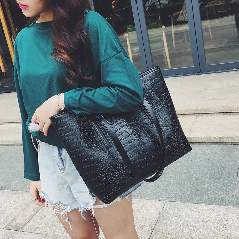 2021 New Style Woman's Bag, European and American Crocodile Woman's Handbags, Simple and Fashionable Big, Black
2021 New Style Woman's Bag, European and American Crocodile Woman's Handbags, Simple and Fashionable Big, Black