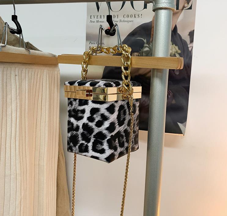 Fashion Shoulder Crossbody Bags Woman Evening Bag Trunk Shape Hot Selling Designer Bags 2020 Retro Special Parttern High Quality Metal
Fashion Shoulder Crossbody Bags Woman Evening Bag Trunk Shape Hot Selling Designer Bags 2020 Retro Special Parttern High Quality Metal