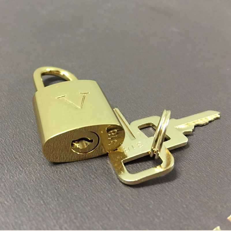 Men's women's luggage padlock safety lock metal color various color locks and keys Suitcase padlock. Lock set = 1 lock + 2 keys . 
Men's women's luggage padlock safety lock metal color various color locks and keys Suitcase padlock. Lock set = 1 lock + 2 keys .