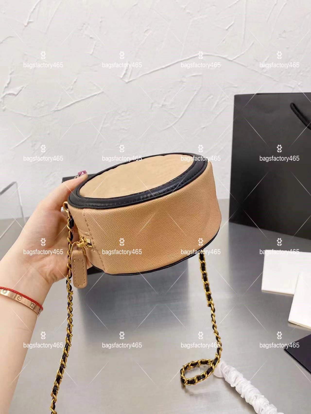 21Ss Womens Circle Round Vanity Bags Caviar Leather Calsfskin Matelasse Chain Crossbody Shoulder Quilted Top Quality Fashion Girls Lady Cosme, Don't order this
21Ss Womens Circle Round Vanity Bags Caviar Leather Calsfskin Matelasse Chain Crossbody Shoulder Quilted Top Quality Fashion Girls Lady Cosme, Don't order this