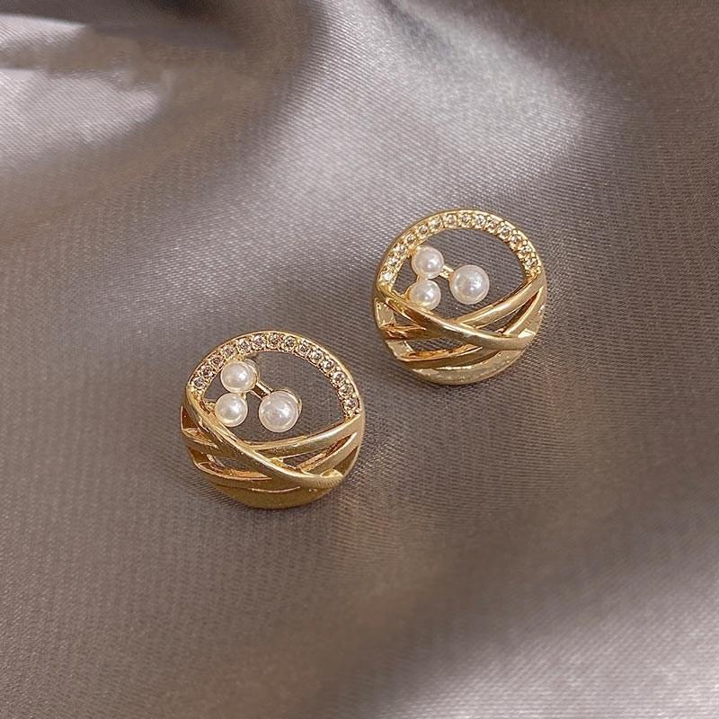 2020 New Trendy sweet lovely metal Hollow pearl earrings contracted fresh geometric circular fine crystal Women Stud earrings
2020 New Trendy sweet lovely metal Hollow pearl earrings contracted fresh geometric circular fine crystal Women Stud earrings