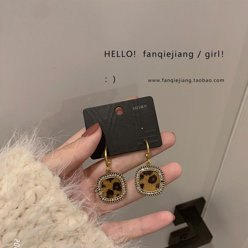 Stud CHOWLEE Retro Hong Kong Style Winter Leopard Print Geometric Earrings S925 Personality Niche Female Fashion Simple
Stud CHOWLEE Retro Hong Kong Style Winter Leopard Print Geometric Earrings S925 Personality Niche Female Fashion Simple