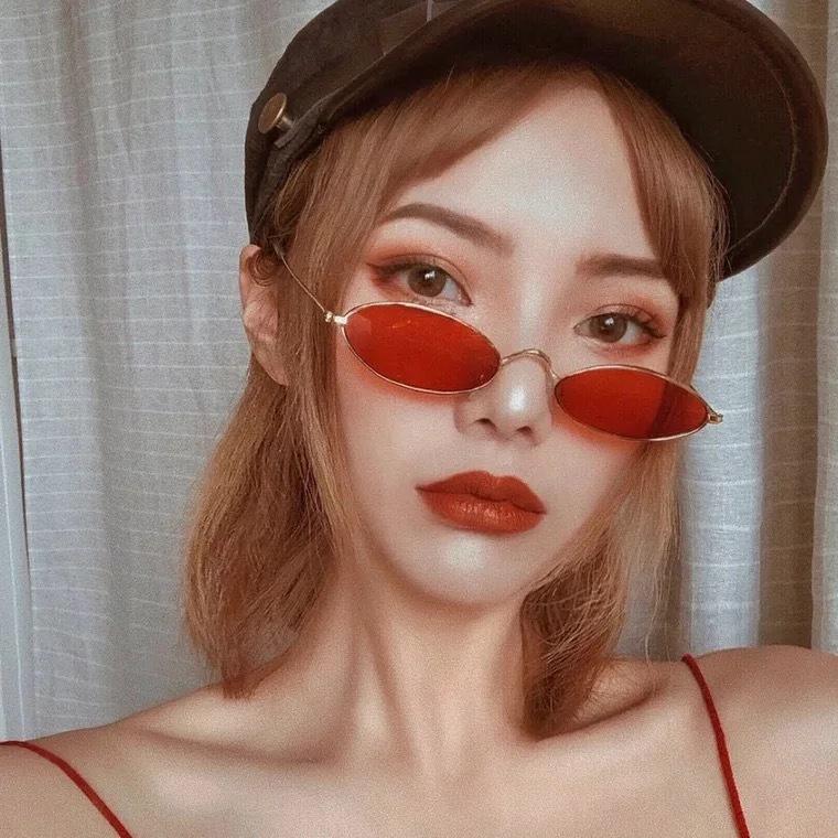 New Oval Metal Frame Personality Female Sunglasses Design Master Elaborate Design Street Photography Is Fashionable Sun Glasses
New Oval Metal Frame Personality Female Sunglasses Design Master Elaborate Design Street Photography Is Fashionable Sun Glasses