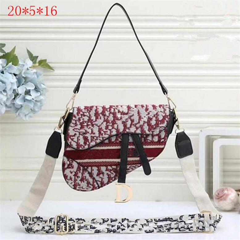 HandbagBright light Matte Saddle Bags Women Luxurys Designers fashion letter shoulder high quality genuine leather Messenger bag Designer cr
HandbagBright light Matte Saddle Bags Women Luxurys Designers fashion letter shoulder high quality genuine leather Messenger bag Designer cr