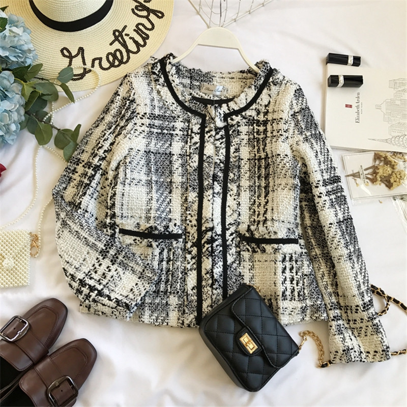 2021 New Autumn Color Contrast Fashionable Jacket Tweed Female Black Jackets Short White Suit Feminine Neck Mini Coat PPKM
2021 New Autumn Color Contrast Fashionable Jacket Tweed Female Black Jackets Short White Suit Feminine Neck Mini Coat PPKM